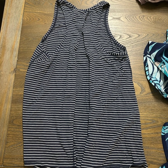Lululemon Women Tank Top. Size 6 - Picture 2 of 2